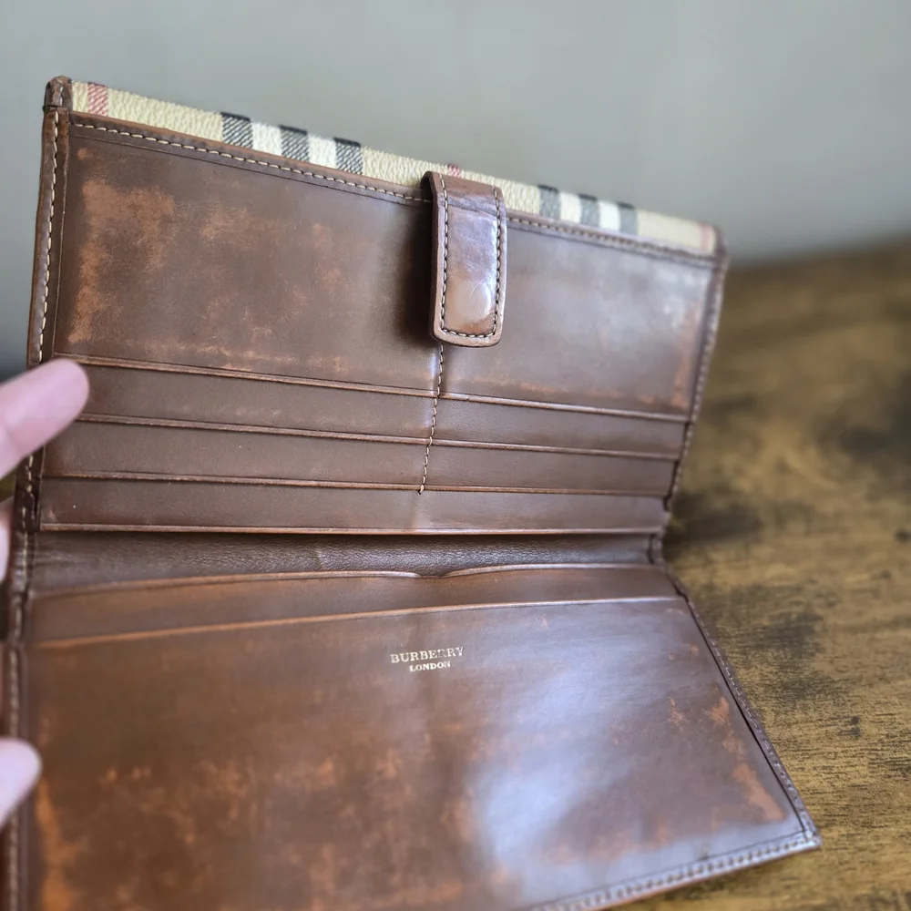 Burberry Beige Vintage Bucket Bag And Wallet - Picture 9 of 11